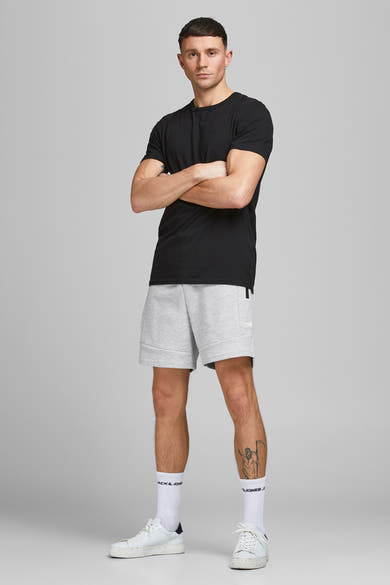 Short gris de JACK & JONES JEANS INTELLIGENCE, porté avec un t-shirt noir, des chaussettes blanches et des baskets blanches.