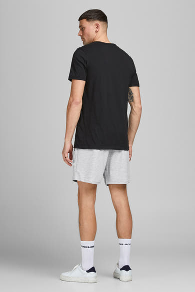 Short gris de JACK & JONES JEANS INTELLIGENCE, porté avec un t-shirt noir, des chaussures de sport blanches et des chaussettes blanches.