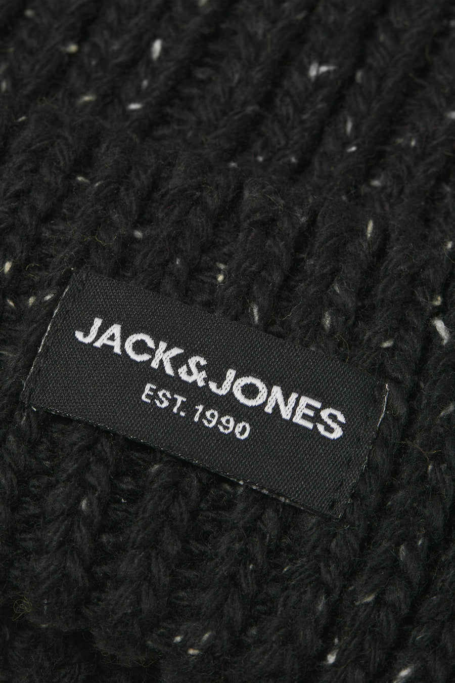 Bonnet noir en tricot, de Accessories by Jack & Jones, avec des détails chinés.
