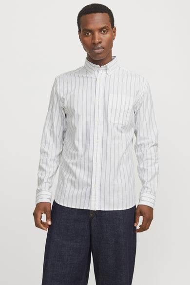 Wit overhemd met lange mouwen en fijne strepen van PREMIUM by JACK & JONES, gedragen met een wijde broek.