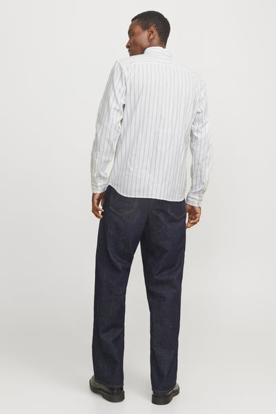 Wit gestreept overhemd met lange mouwen, van PREMIUM by JACK & JONES, gedragen met een donkere spijkerbroek en zwarte schoenen.