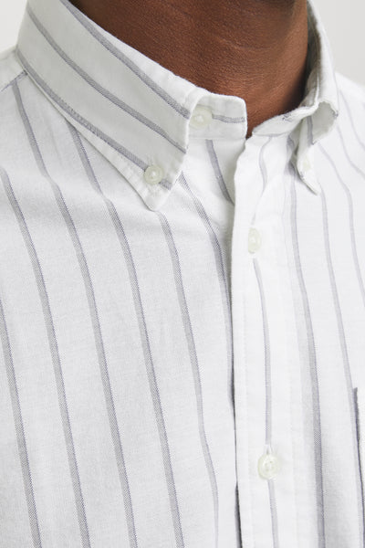 Chemise à manches longues blanche de PREMIUM by JACK & JONES avec motif rayé et col boutonné.
