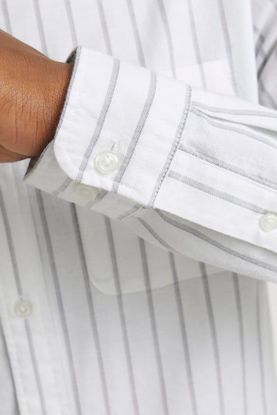 Chemise à manches longues blanche à rayures by PREMIUM by JACK & JONES, détail du poignet boutonné.
