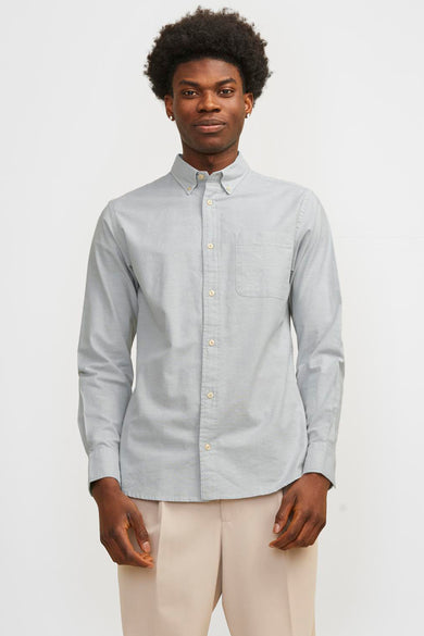 Chemise à manches longues verte de PREMIUM by JACK & JONES avec poche poitrine et boutons beige.