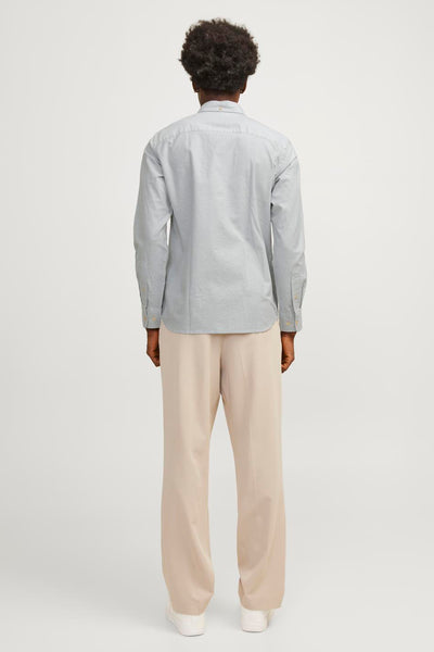 Chemise à manches longues verte de PREMIUM by JACK & JONES, vue de dos, portée avec un pantalon beige.