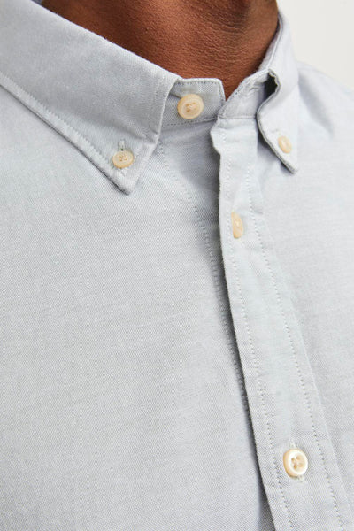 Chemise à manches longues vert clair de PREMIUM by JACK & JONES, avec fermeture boutonnée apparente et col boutonné.