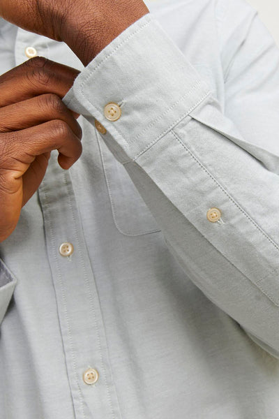 Chemise à manches longues verte de PREMIUM by JACK & JONES, avec des boutons couleur crème.