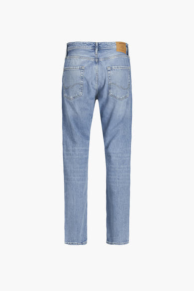 Jeans tapered en denim bleu clair de JACK & JONES JEANS INTELLIGENCE, vu de dos avec étiquette en cuir et poches arrière.