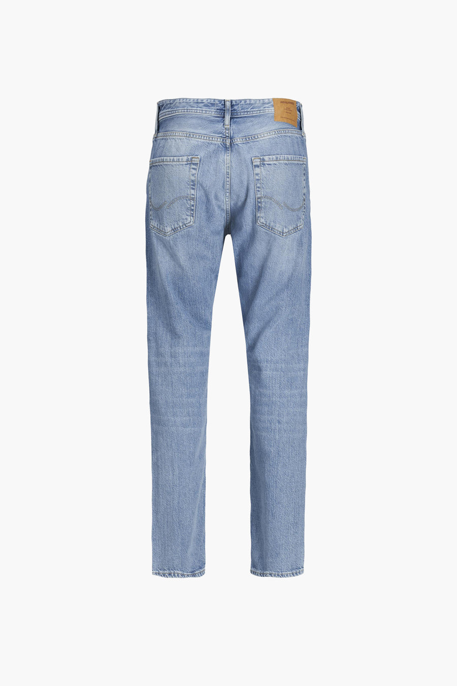 Jeans tapered en denim bleu clair de JACK & JONES JEANS INTELLIGENCE, vu de dos avec étiquette en cuir et poches arrière.