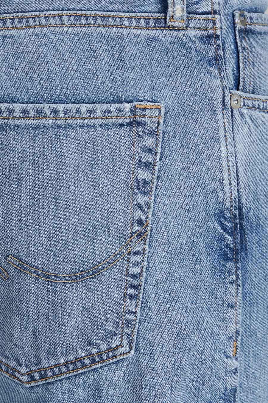 Jeans fuselé en denim bleu clair de JACK & JONES JEANS INTELLIGENCE, avec poche arrière à coutures courbes.