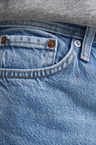 Jean fuselé CHRIS bleu clair de JACK & JONES JEANS INTELLIGENCE, avec poche avant, rivets cuivrés, coutures contrastées et aspect usé.