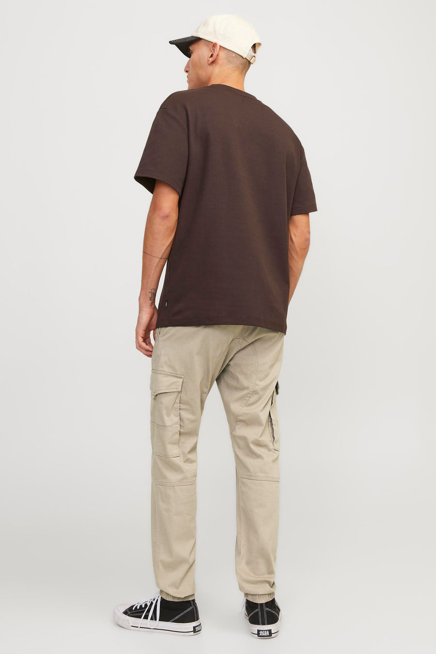 Pantalon cargo beige de JACK & JONES, avec des poches cargo et des détails de surpiqûres.