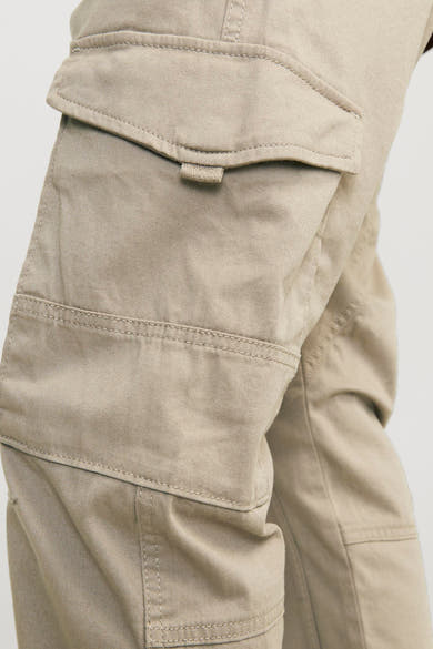 Pantalon cargo beige de JACK & JONES JEANS INTELLIGENCE avec poches à rabat.