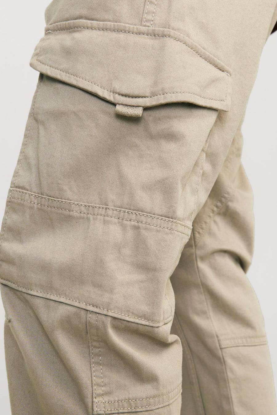 Pantalon cargo beige de JACK & JONES JEANS INTELLIGENCE avec poches à rabat.
