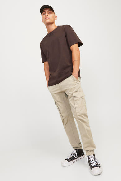 Pantalon cargo beige de JACK & JONES JEANS INTELLIGENCE avec poches et ourlets élastiques.