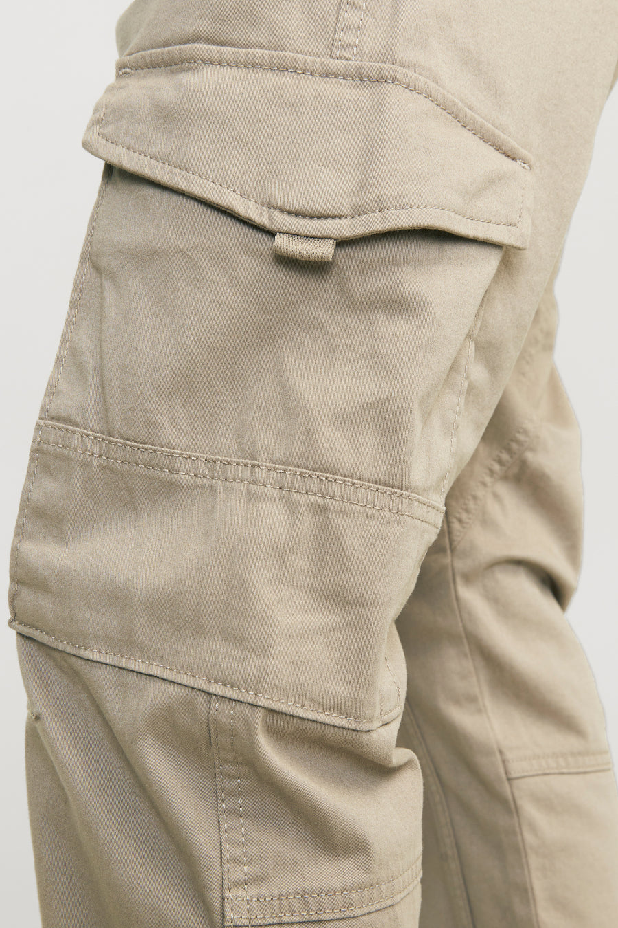 Pantalon cargo beige de JACK & JONES JEANS INTELLIGENCE, avec poche à rabat.