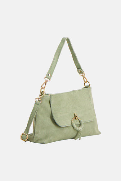 Sac à bandoulière vert en daim par Access®, avec boucle dorée et bandoulière ajustable.