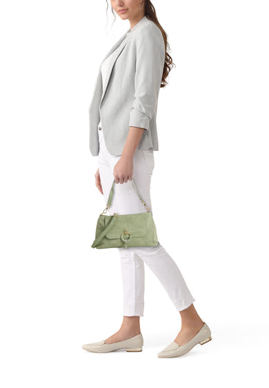 Groene schoudertas van Access®, gedragen met een grijze blazer en een witte broek, zijaanzicht.