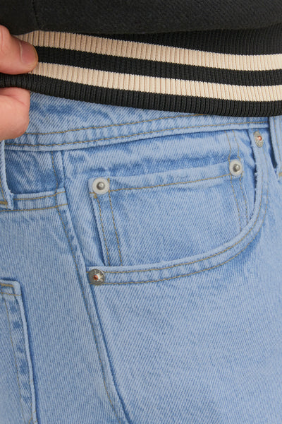 Wijde jeans van middieblauw denim van JACK & JONES JEANS INTELLIGENCE, opgestikte zak, zilverkleurige knoopdetail.