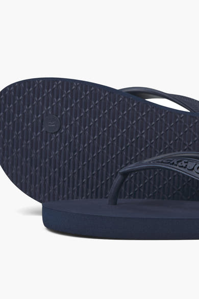 Tongs bleues de ACCESSORIES BY JACK & JONES, avec une semelle texturée antidérapante et une bride ornée du logo.