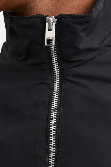 Veste courte noire de Jack & Jones avec une fermeture éclair argentée.