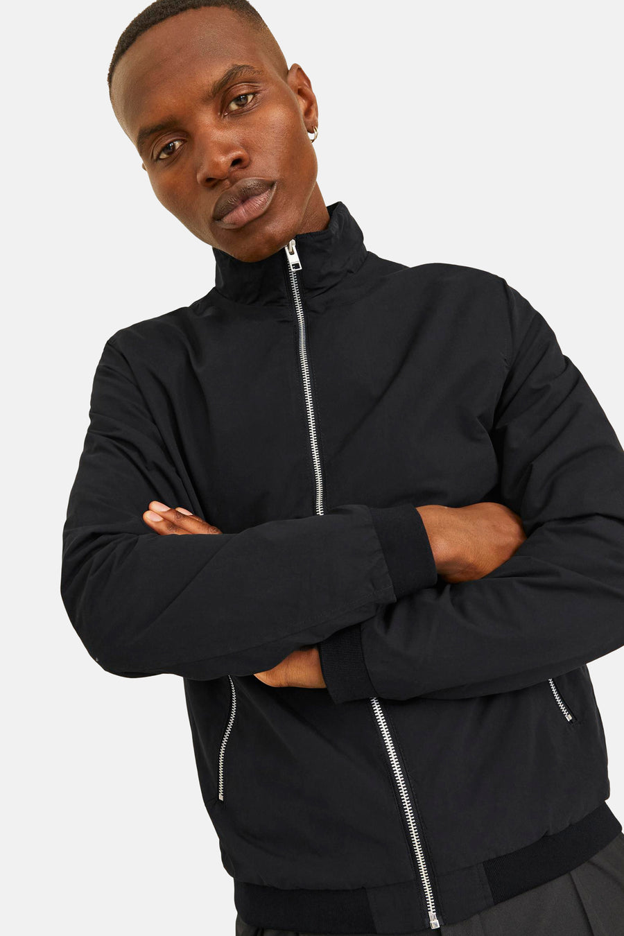 Korte zwarte jas van JACK & JONES met zilveren ritssluiting en opstaande kraag.