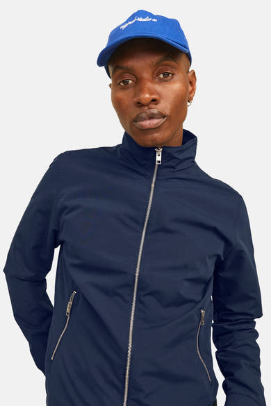 Korte blauwe jas van JACK & JONES met zilveren ritssluiting en zakken met rits.