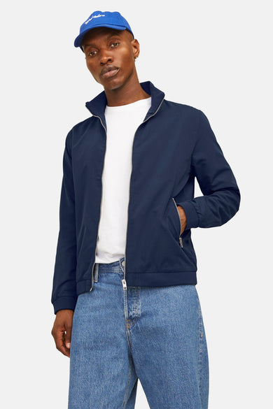 Veste courte bleue par JACK & JONES, portée avec un t-shirt blanc et un jean bleu.