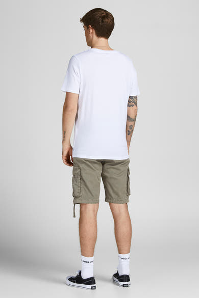 Korte groene broek van JACK & JONES JEANS INTELLIGENCE, cargostijl, gedragen met een wit T-shirt en zwarte sneakers.