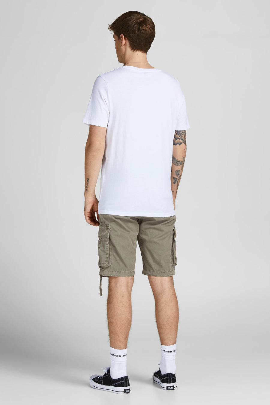 Korte groene broek van JACK & JONES JEANS INTELLIGENCE, cargostijl, gedragen met een wit T-shirt en zwarte sneakers.