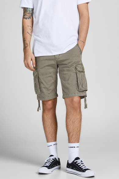 Korte groene cargo van JACK & JONES JEANS INTELLIGENCE met meerdere zakken en decoratieve koorden, gedragen met een wit T-shirt.