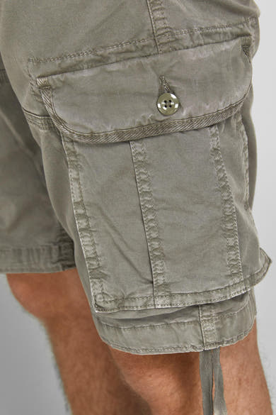 Korte groene jas van JACK & JONES JEANS INTELLIGENCE met een zak met knoopsluiting en een verstelbare zoom.
