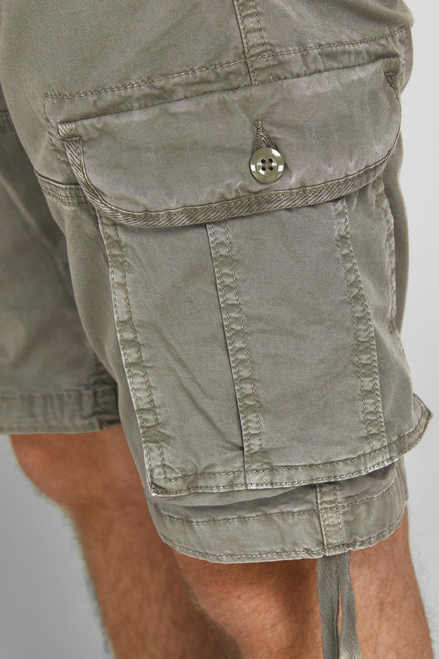 Korte groene jas van JACK & JONES JEANS INTELLIGENCE met een zak met knoopsluiting en een verstelbare zoom.