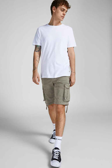 Korte groene JACK & JONES JEANS INTELLIGENCE met cargozakken, gedragen met een wit T-shirt en zwarte sneakers.