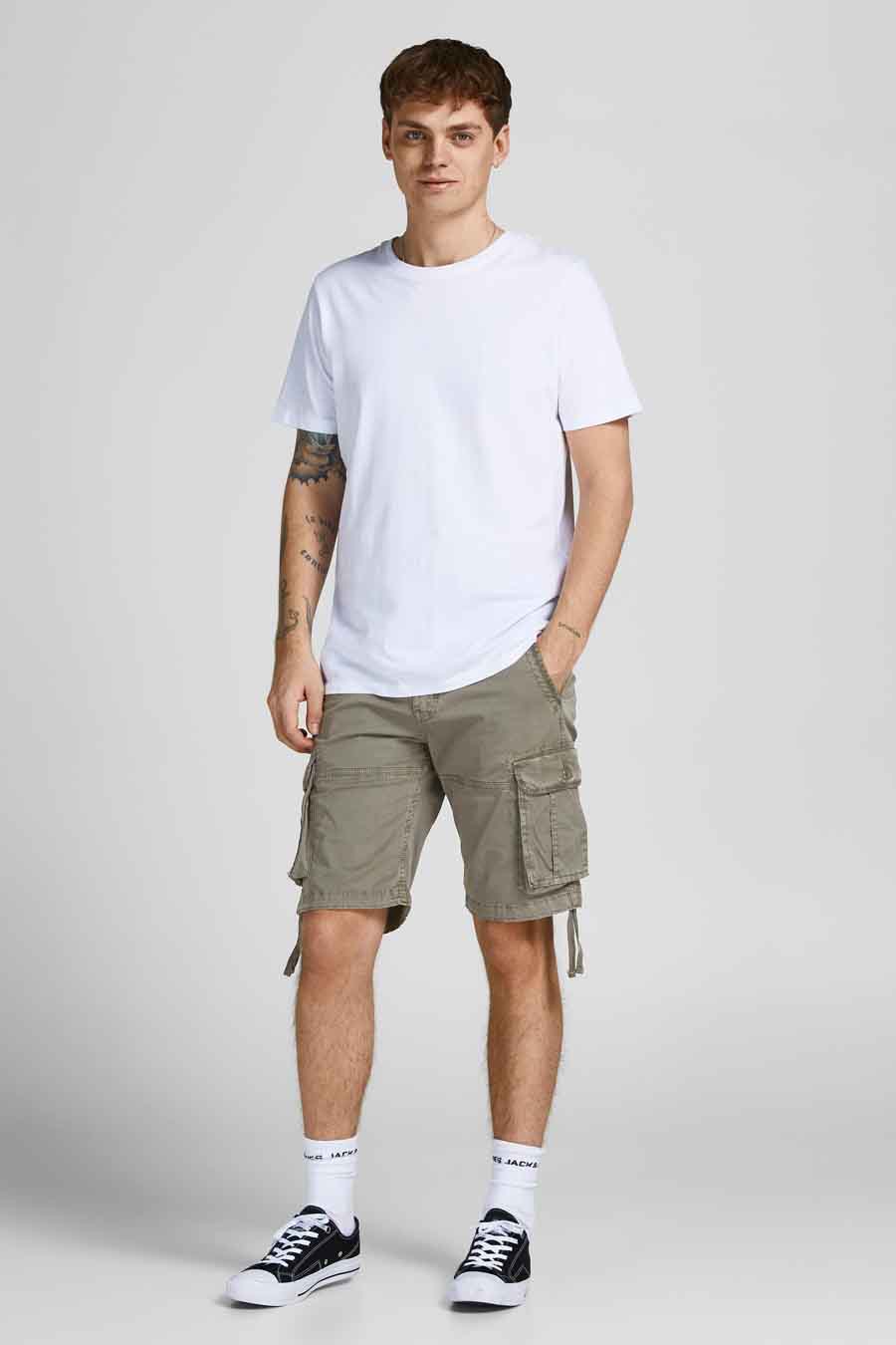 Korte groene broek van JACK & JONES JEANS INTELLIGENCE, cargostijl, gedragen met een wit T-shirt en zwarte sneakers.