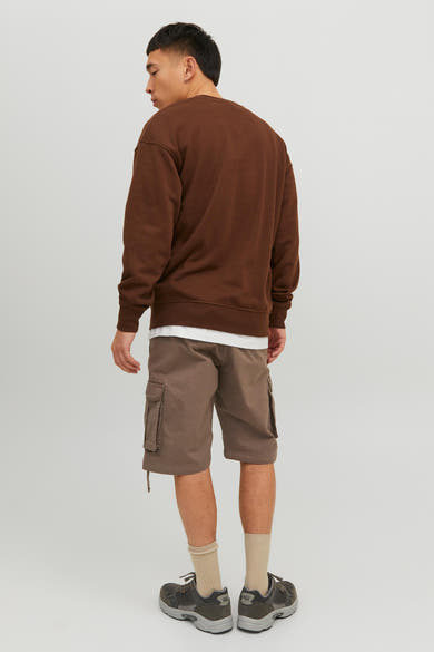 Short marron de JACK & JONES JEANS INTELLIGENCE, porté avec un t-shirt blanc et un sweat-shirt marron, vue de dos.