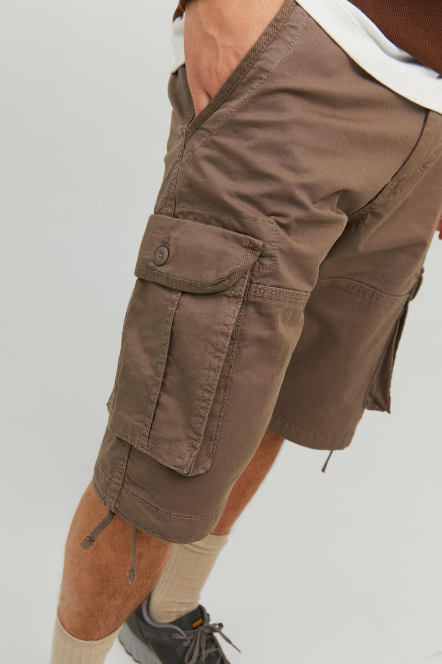 Short cargo brun de JACK & JONES JEANS INTELLIGENCE, avec poches à rabat et cordon de serrage à l'ourlet.
