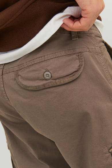Short brun de JACK & JONES JEANS INTELLIGENCE, avec une poche arrière boutonnée et détails de couture.
