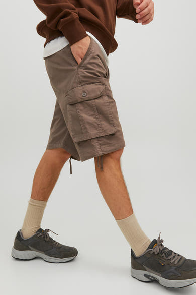 Short brun de JACK & JONES JEANS INTELLIGENCE porté avec un chandail brun, des chaussettes beiges et des chaussures de course.
