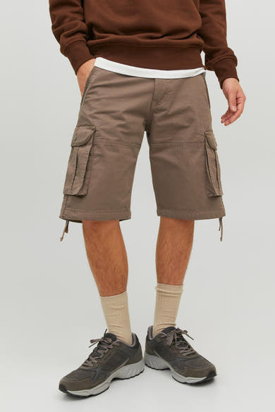 Short marron by JACK & JONES JEANS INTELLIGENCE avec poches cargo et cordon de serrage, porté avec des chaussettes et baskets.