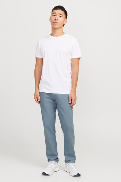 Chino bleu de JACK & JONES JEANS INTELLIGENCE, porté avec un t-shirt blanc uni et des baskets blanches.