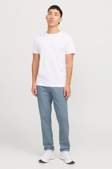 Chino bleu de JACK & JONES JEANS INTELLIGENCE, porté avec un t-shirt blanc uni et des baskets blanches.