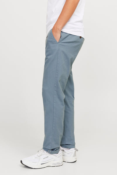 Chino bleu par JACK & JONES JEANS INTELLIGENCE, porté avec un t-shirt blanc et des baskets blanches.