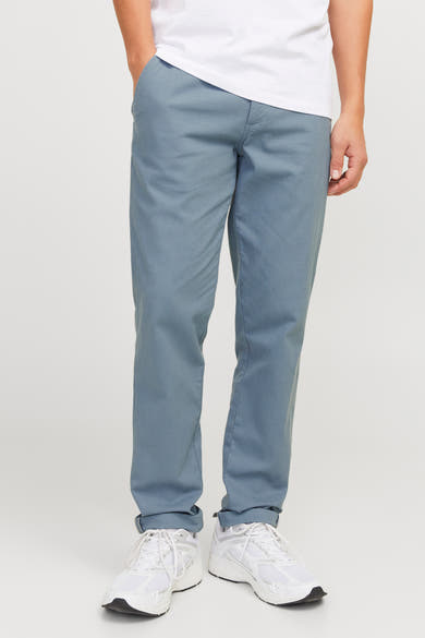 Chino bleu par JACK & JONES JEANS INTELLIGENCE, porté avec un t-shirt blanc et des baskets blanches.
