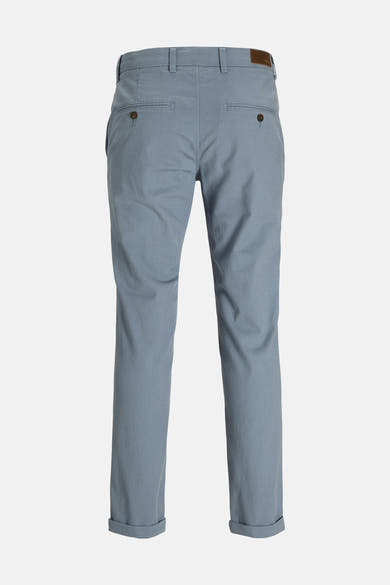 Chino bleu par JACK & JONES JEANS INTELLIGENCE, avec poches arrière boutonnées et ourlets retroussés.