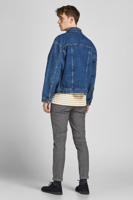 Chino gris de JACK & JONES JEANS INTELLIGENCE avec ourlets retroussés et chaussures noires.