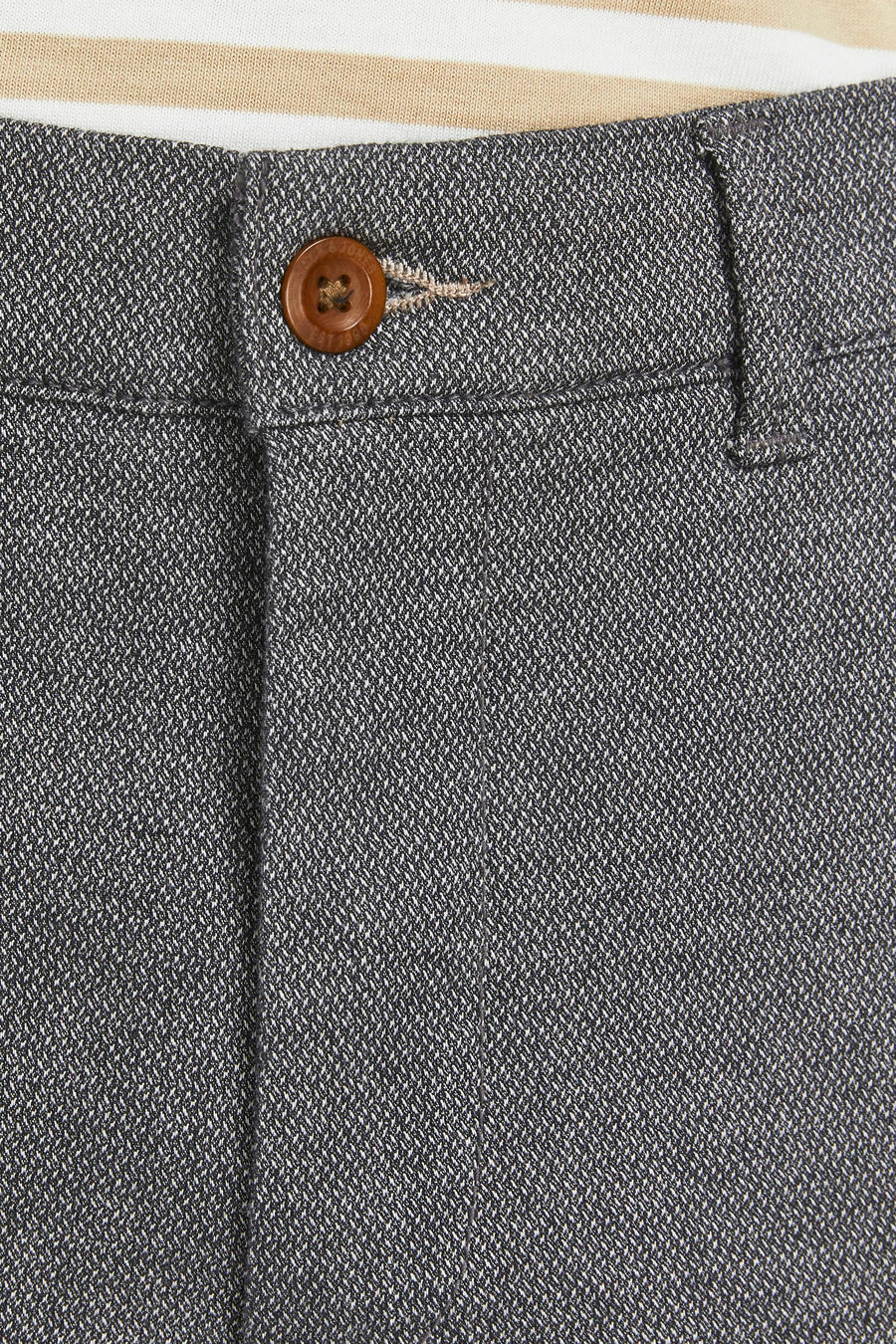 Chino gris par JACK & JONES JEANS INTELLIGENCE, avec motif texturé et bouton marron.
