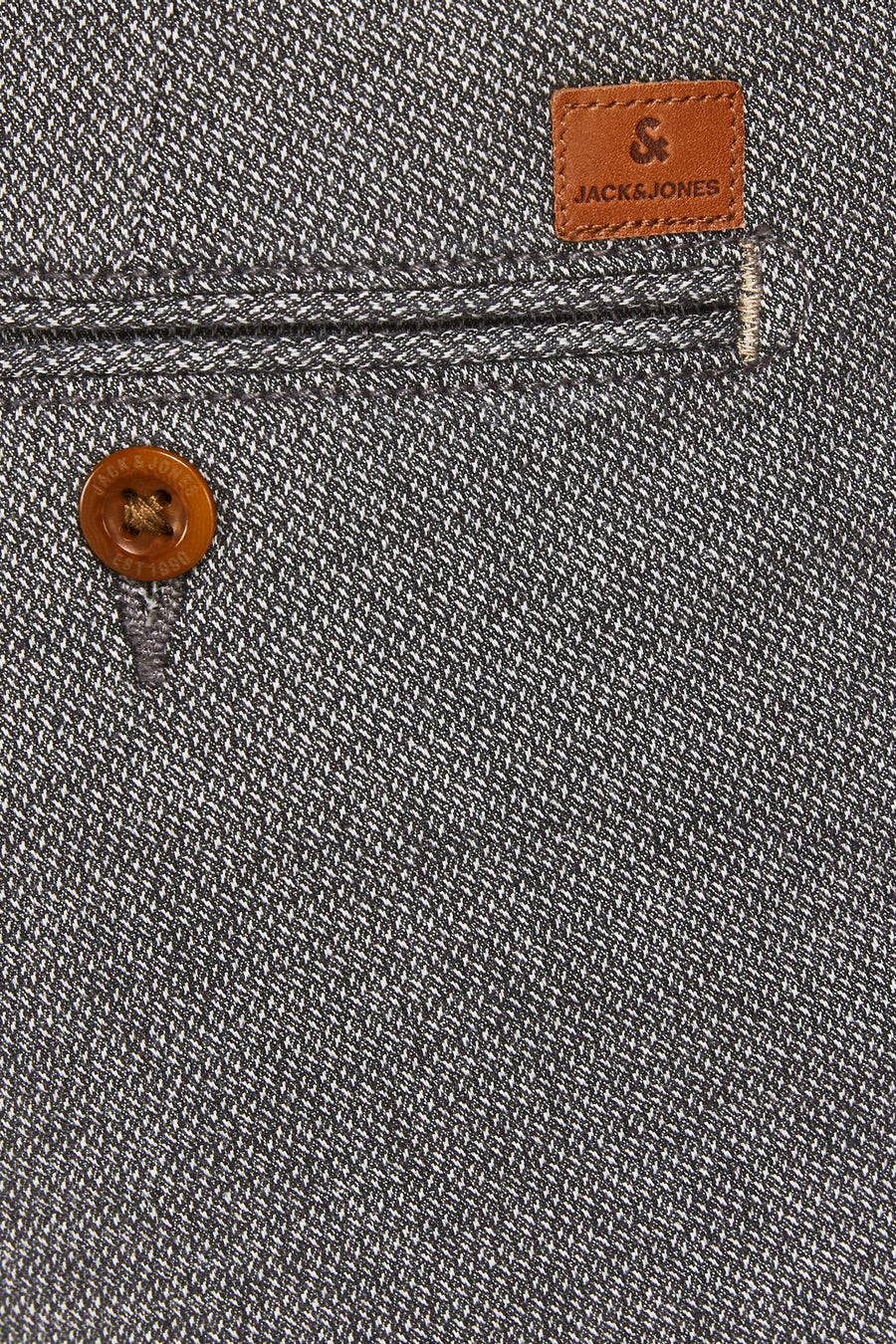 Chino gris by JACK & JONES JEANS INTELLIGENCE avec bouton et étiquette logotée sur poche passepoilée.