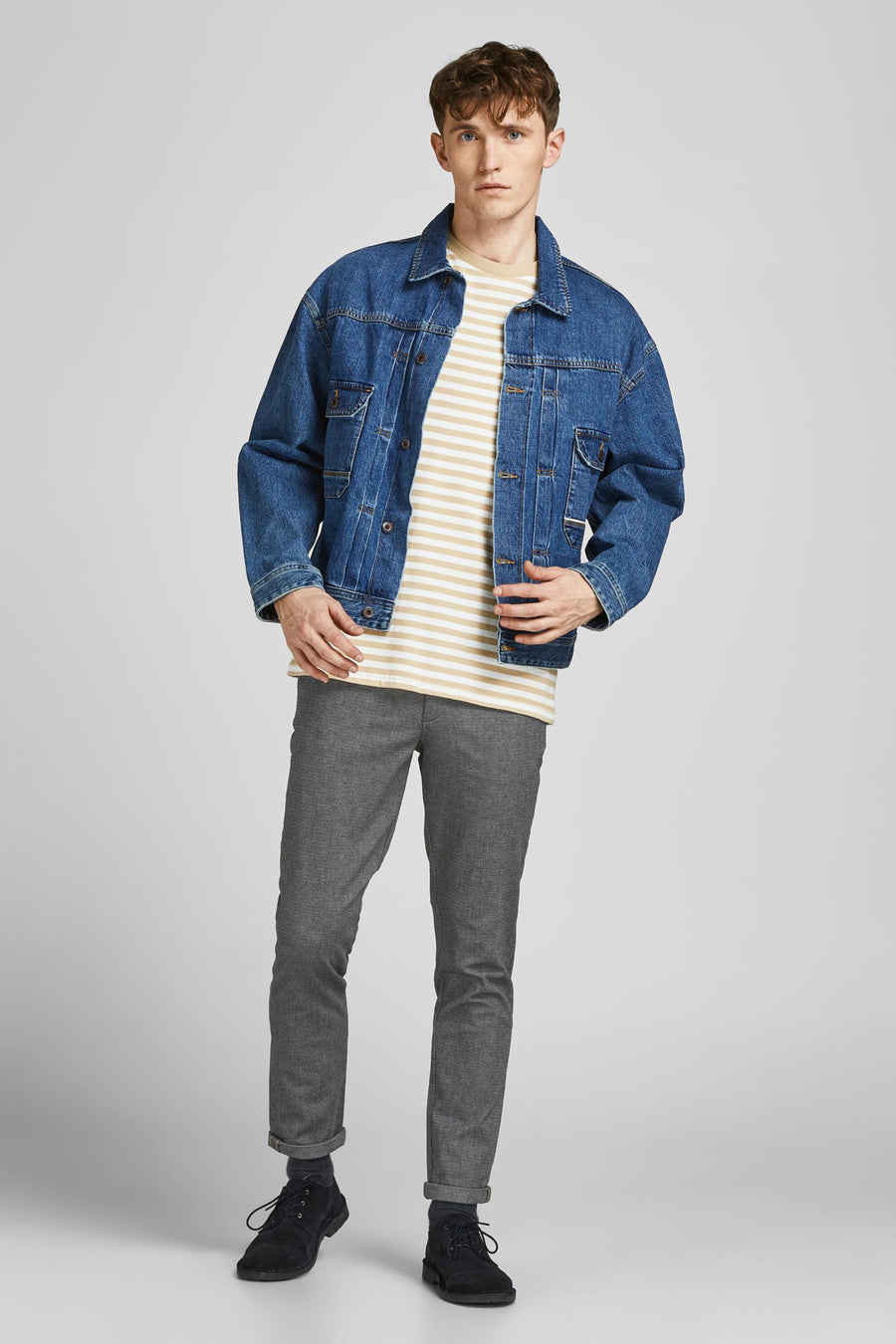 Chino gris JACK & JONES JEANS INTELLIGENCE, porté avec un t-shirt rayé beige et une veste en jean.