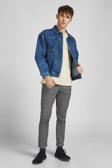 Chino gris de JACK & JONES JEANS INTELLIGENCE porté avec une veste en jean et un t-shirt rayé.